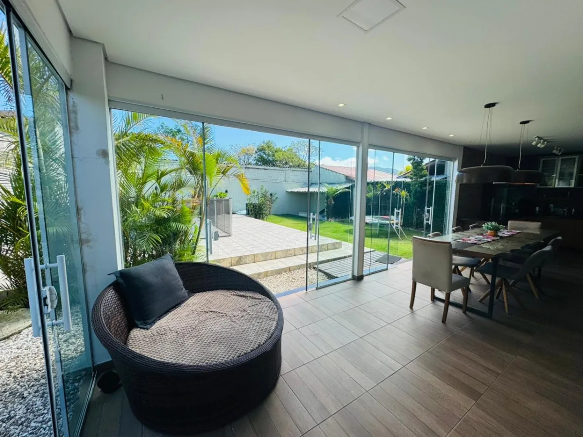Foto 3 - Excelente opção! Casa com piscina aquecida próximo ao mar.